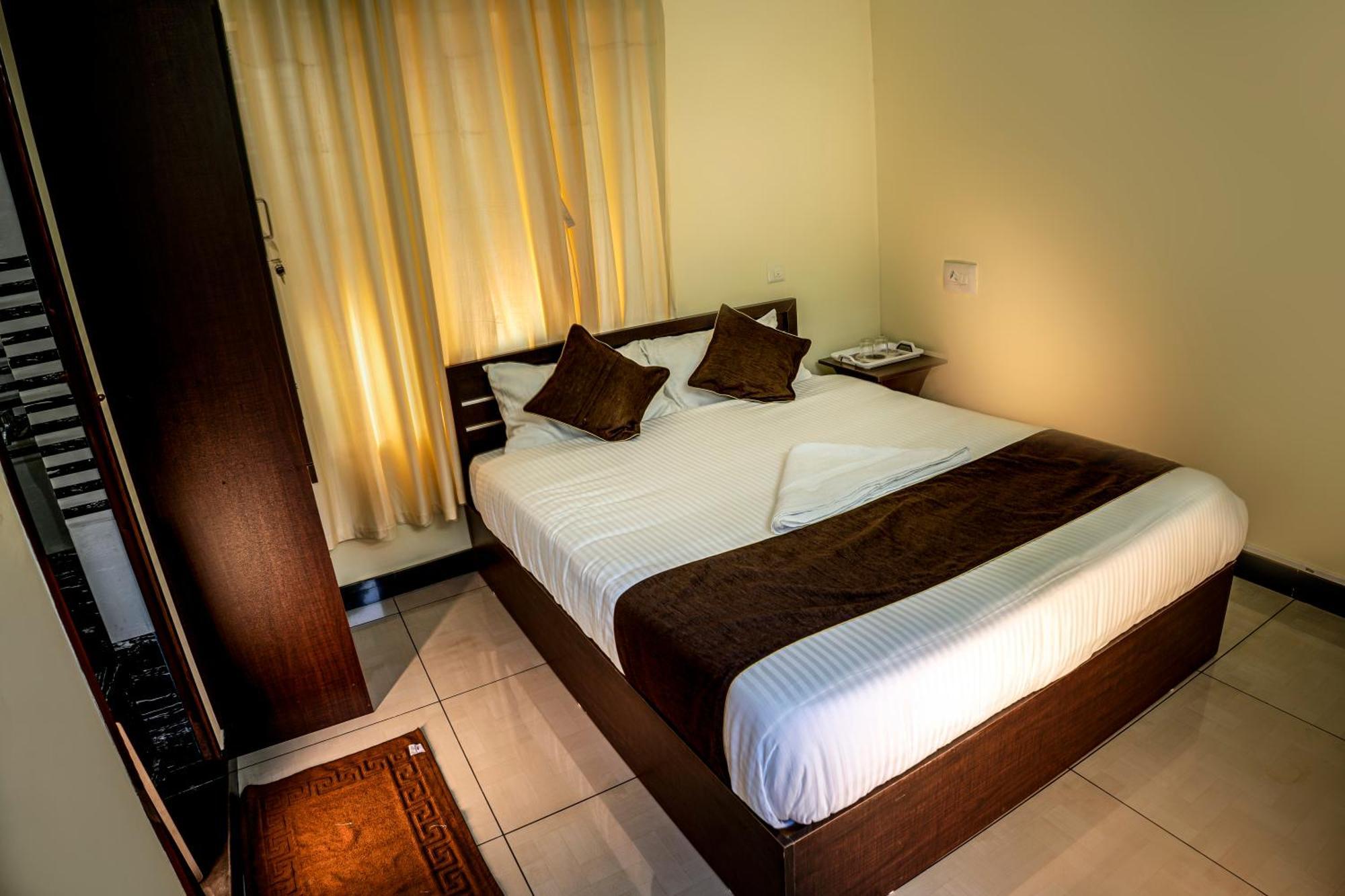Akr Residency Hotel Kazhakuttam Luaran gambar