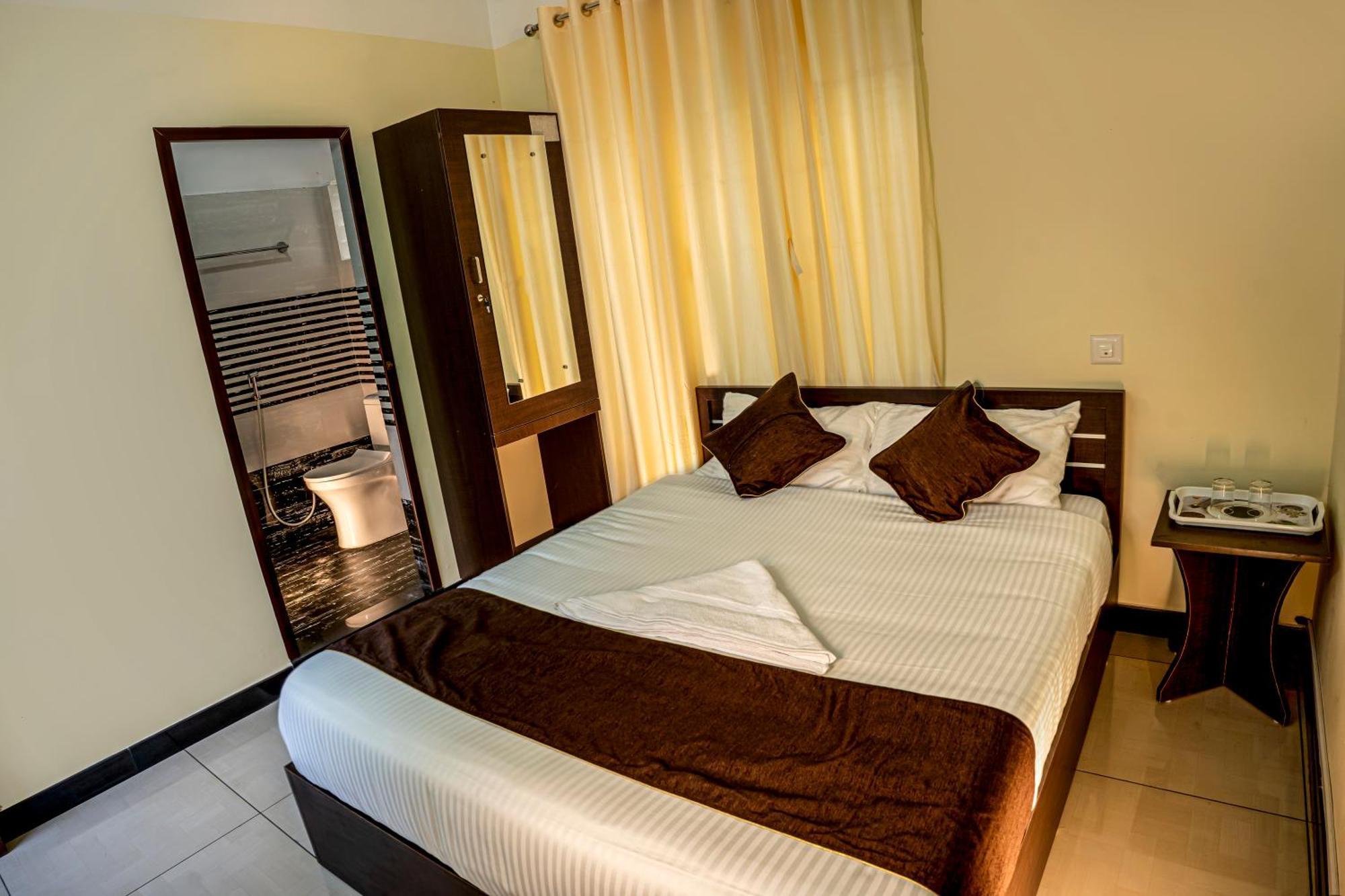 Akr Residency Hotel Kazhakuttam Luaran gambar