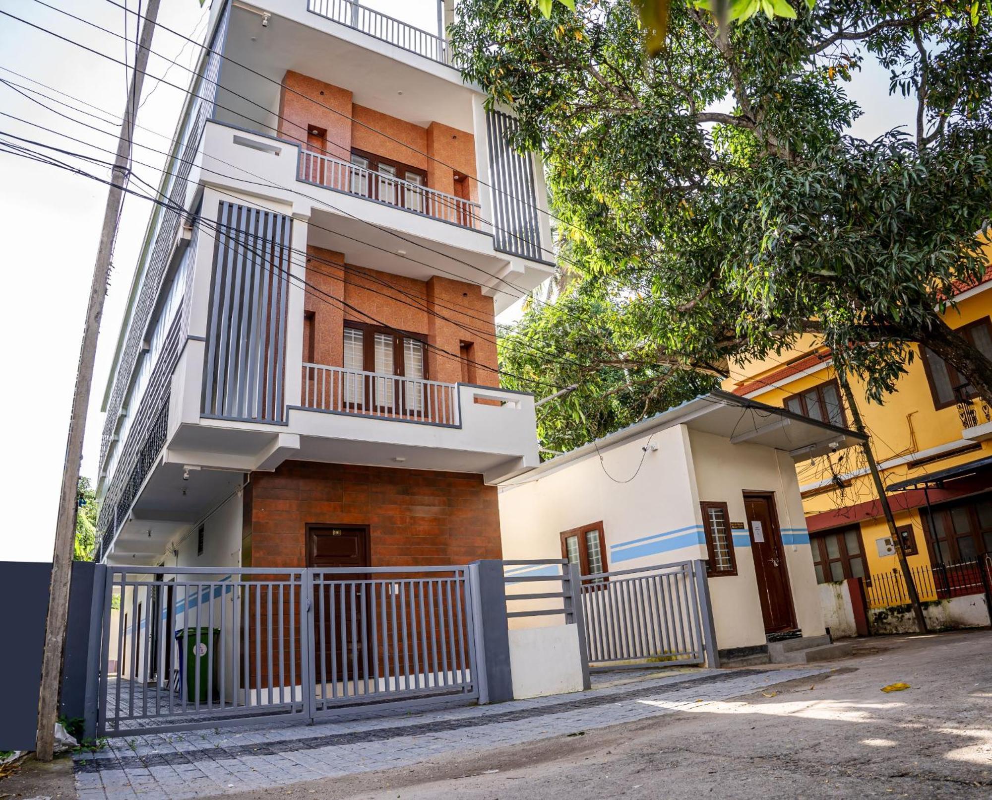 Akr Residency Hotel Kazhakuttam Luaran gambar