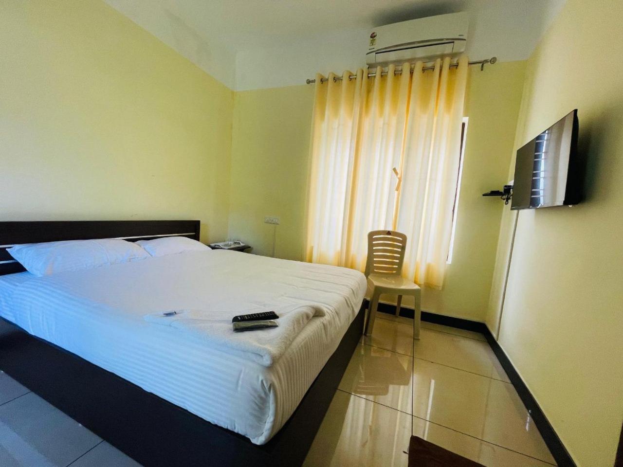 Akr Residency Hotel Kazhakuttam Luaran gambar